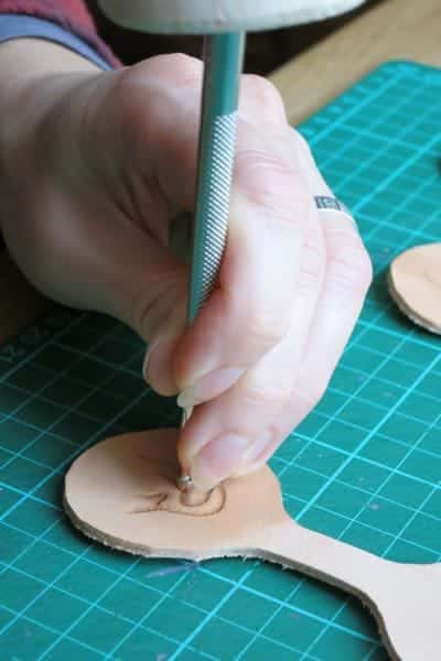 Embossing pattern for motif into leather